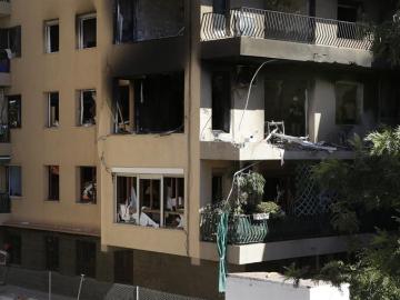 Estado de la vivienda de Premià de Mar (Barcelona), calcinada por una explosión.