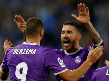 Sergio Ramos felicitando a Benzema tras marcar el 0-2 ante el Espanyol Sergio Ramos felicitando a Benzema tras marcar el 0-2 ante el Espanyol