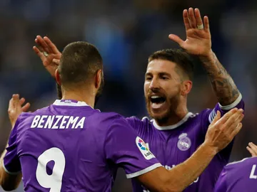 Sergio Ramos felicitando a Benzema tras marcar el 0-2 ante el Espanyol Sergio Ramos felicitando a Benzema tras marcar el 0-2 ante el Espanyol