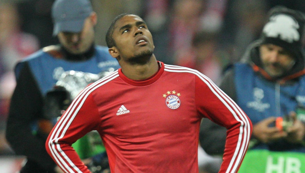 Douglas Costa mira al cielo