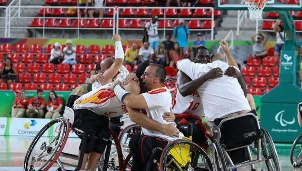 La selección española de baloncesto en silla de ruedas celebra su triunfo