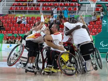 La selección española de baloncesto en silla de ruedas celebra su triunfo La selección española de baloncesto en silla de ruedas celebra su triunfo