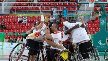 La selección española de baloncesto en silla de ruedas celebra su triunfo
