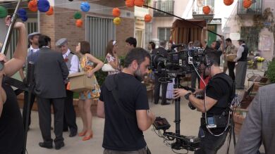 Nos colamos en el rodaje de la verbena de 'Amar'