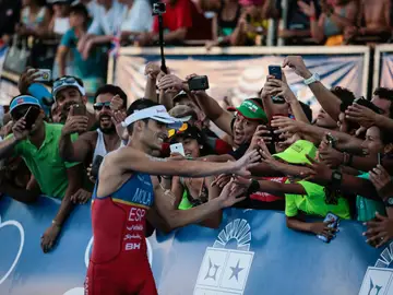 Mario Mola, celebra su campeonato del mundo Mario Mola, celebra su campeonato del mundo