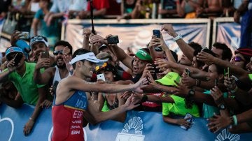 Mario Mola, celebra su campeonato del mundo