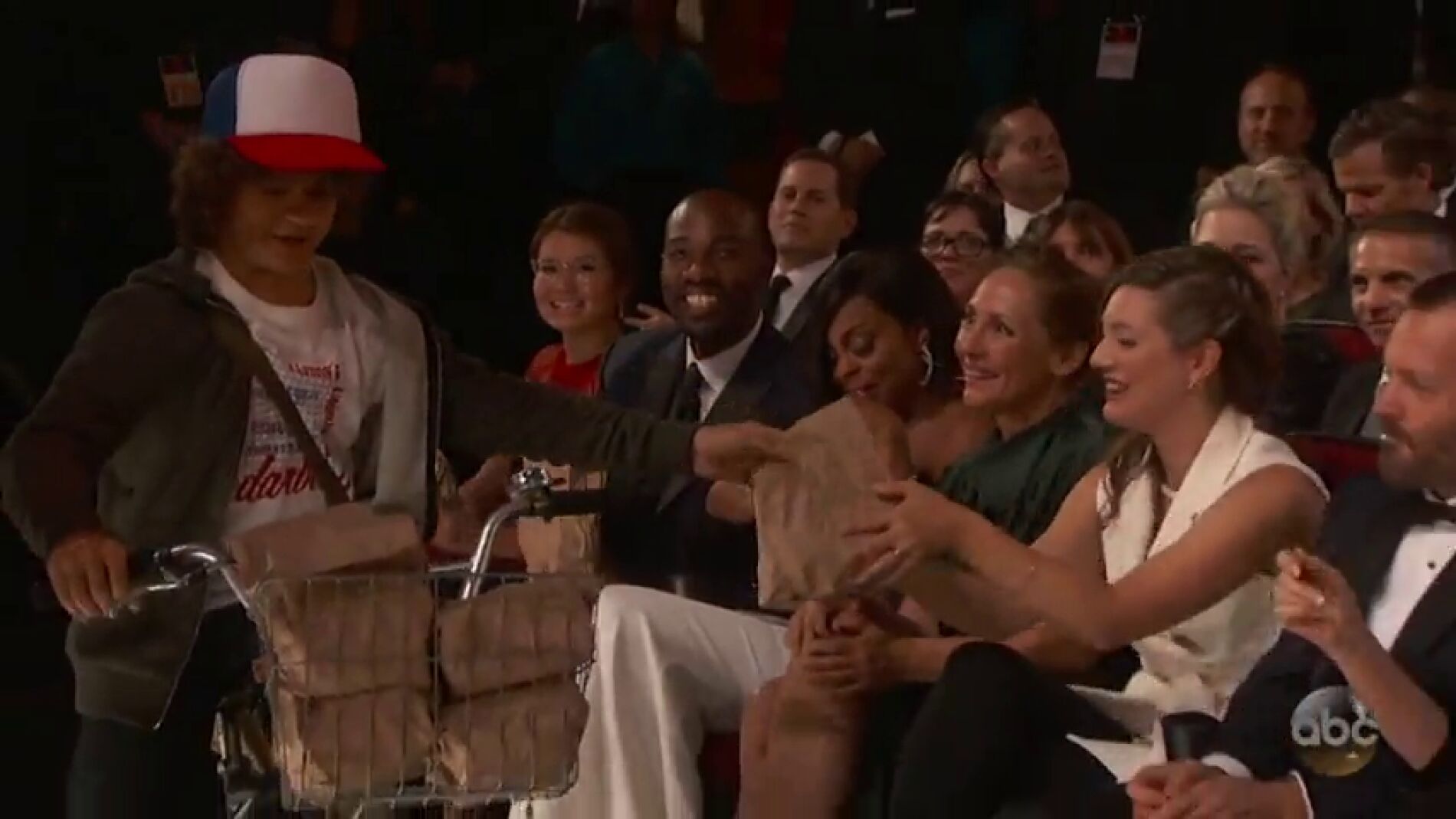 Frame 45.622413 de: Los ni&ntilde;os de 'Stranger Things' reparten bocatas en los premios Emmy