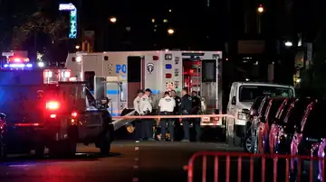 Efectivos de emergencias tras la explosión de una bomba en Manhattan Efectivos de emergencias tras la explosión de una bomba en Manhattan