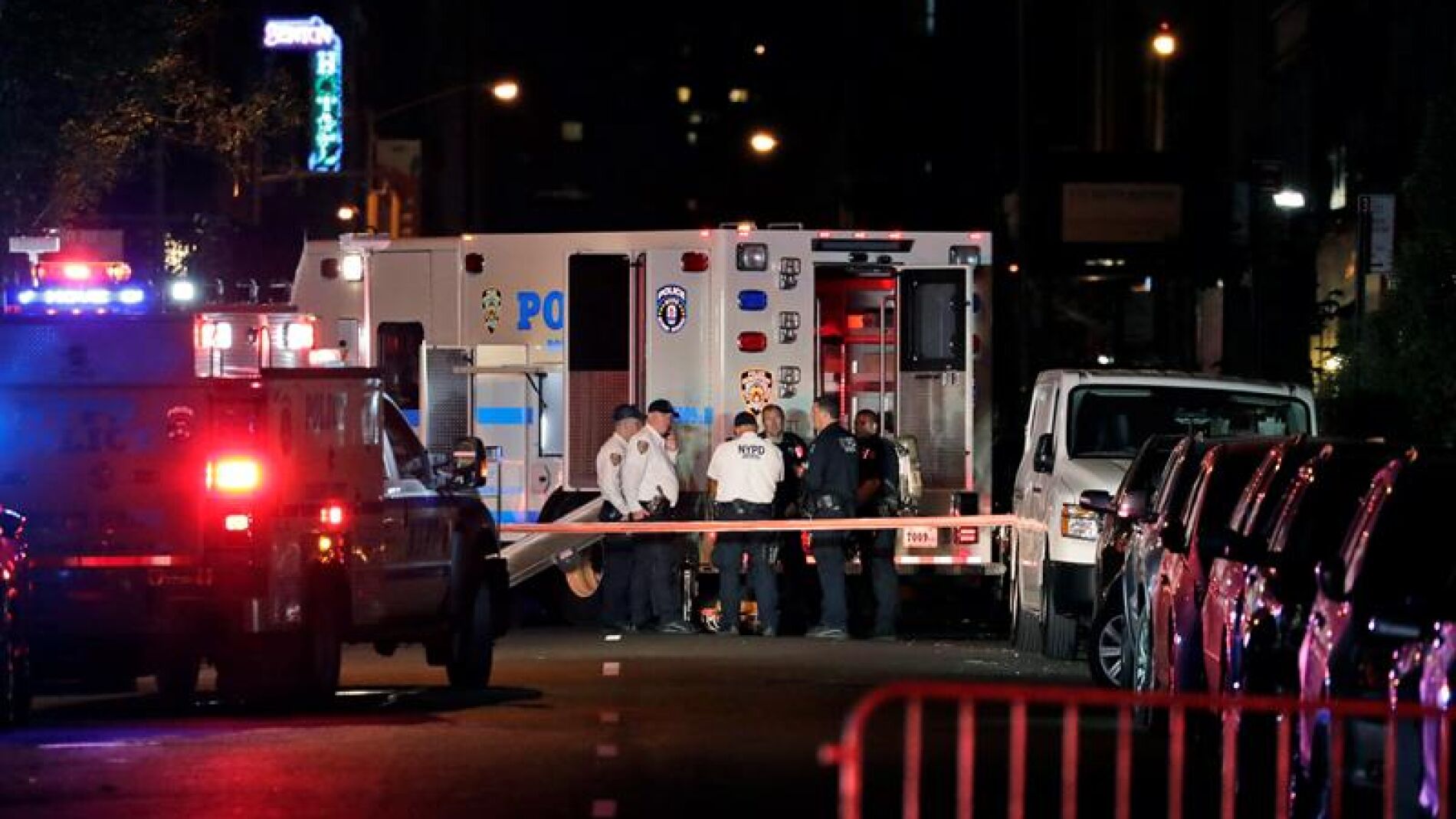 Efectivos de emergencias tras la explosi&oacute;n de una bomba en Manhattan