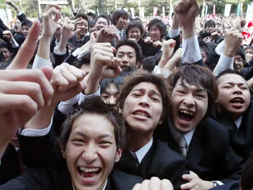 Un grupo de estudiantes universitarios en Tokio Un grupo de estudiantes universitarios en Tokio