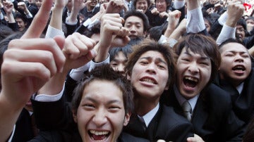 Un grupo de estudiantes universitarios en Tokio