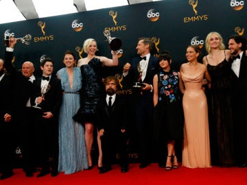 El equipo de 'Juego de Tronos' con sus premios Emmys