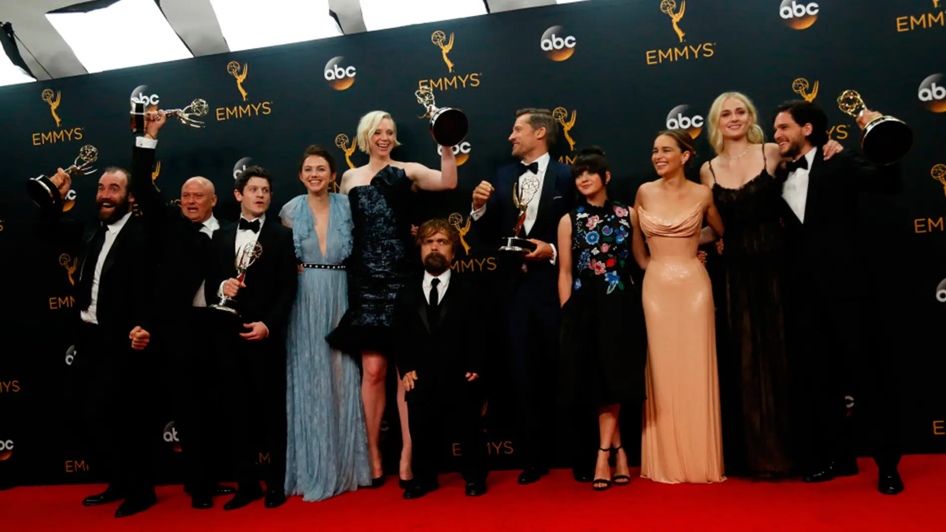 El equipo de 'Juego de Tronos' con sus premios Emmys