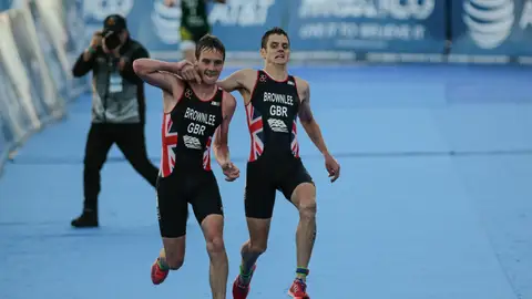 Jonathan Brownlee cruza la meta en México con ayuda de su hermano Alistair Jonathan Brownlee cruza la meta en México con ayuda de su hermano Alistair