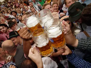 El consumo de cerveza permite ver más rápido las caras felices El consumo de cerveza permite ver más rápido las caras felices