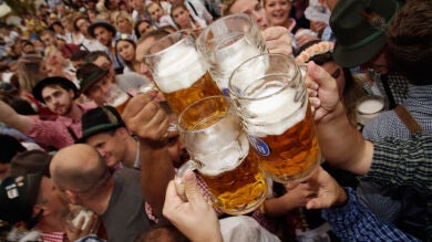 El consumo de cerveza permite ver más rápido las caras felices y mejora el interés por situaciones emocionales positivas