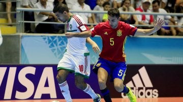 Aicardo disputa un balón con Soufiane El Mesrar