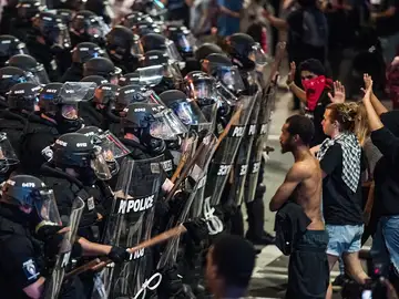 Manifestantes frente a la Policía en Charlotte Manifestantes frente a la Policía en Charlotte