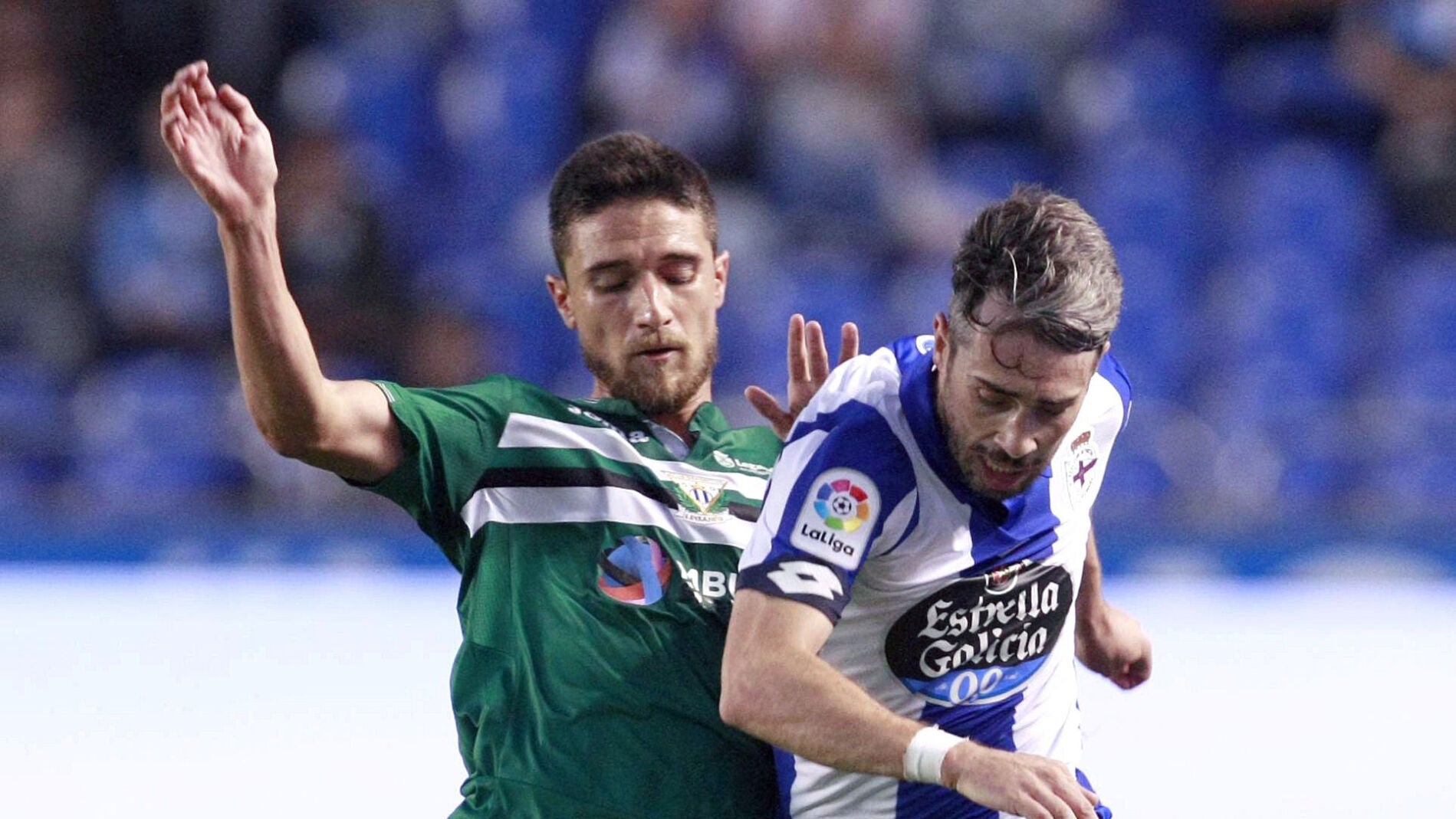 Ramos y Correia disputan el bal&oacute;n durante el Deportivo - Legan&eacute;s