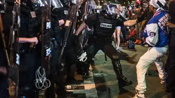 Varios manifestantes frente a la Policía Varios manifestantes frente a la Policía