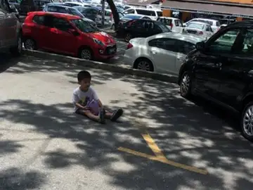 Niño abandonado por su madre Niño abandonado por su madre