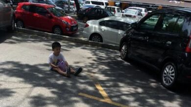 Una madre deja a su hijo sentado en una plaza de coche para guardarle el sitio durante más de una hora
