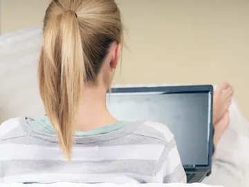 Joven con ordenador Joven con ordenador