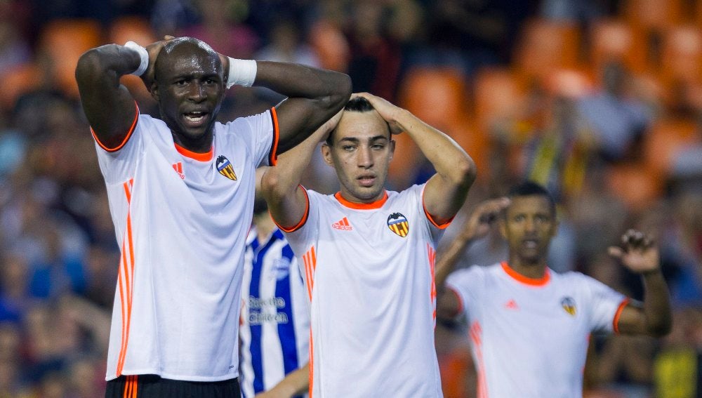 Los jugadores del Valencia se llevan las manos a la cabeza en el partido ante el Alavés