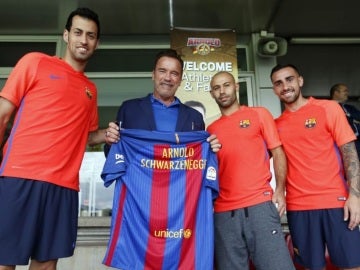 Schwarzanegger posando con la camiseta del Barça.
