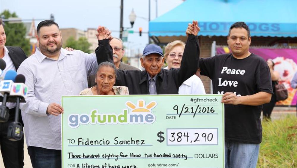 Fidencio Sánchez y su esposa posan con un cheque de 384.290 dólares