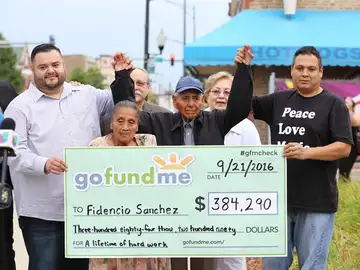 Fidencio Sánchez y su esposa posan con un cheque de 384.290 dólares Fidencio Sánchez y su esposa posan con un cheque de 384.290 dólares