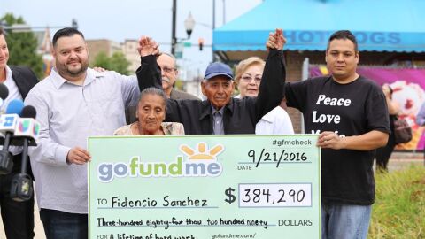 Fidencio S&aacute;nchez y su esposa posan con un cheque de 384.290 d&oacute;lares