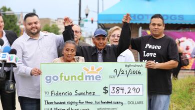 Fidencio Sánchez, el anciano que vendía helados recibe un cheque de 343.000 euros para su jubilación 