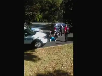 La viuda del hombre tiroteado a manos de la policía en Charlotte: "No disparen, no va armado" La viuda del hombre tiroteado a manos de la policía en Charlotte: "No disparen, no va armado"