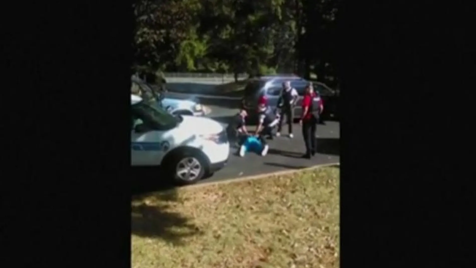 La viuda del hombre tiroteado a manos de la policía en Charlotte: "No disparen, no va armado" La viuda del hombre tiroteado a manos de la policía en Charlotte: "No disparen, no va armado"