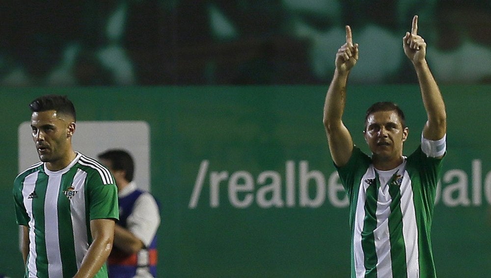Joaquín celebra su gol ante el Málaga