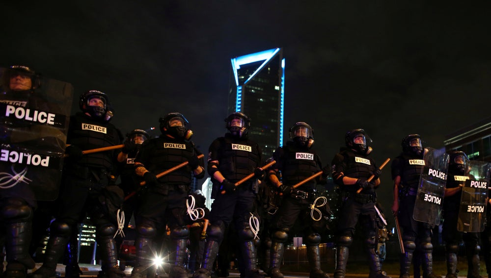 Agentes de policía preparados para frenar a los manifestantes de Charlotte, en EEUU