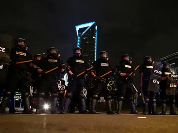 Agentes de policía preparados para frenar a los manifestantes de Charlotte, en EEUU Agentes de policía preparados para frenar a los manifestantes de Charlotte, en EEUU