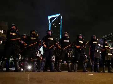Agentes de policía preparados para frenar a los manifestantes de Charlotte, en EEUU Agentes de policía preparados para frenar a los manifestantes de Charlotte, en EEUU