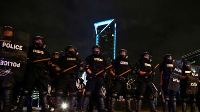 Toque de queda en Charlotte tras la manifestación de cientos de personas y el fallecimiento del herido de bala