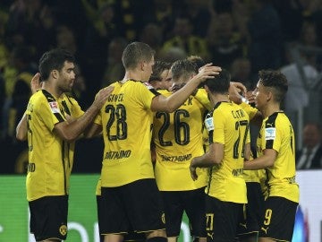 Los jugadores del Borussia Dortmund celebran el gol de Aubameyang