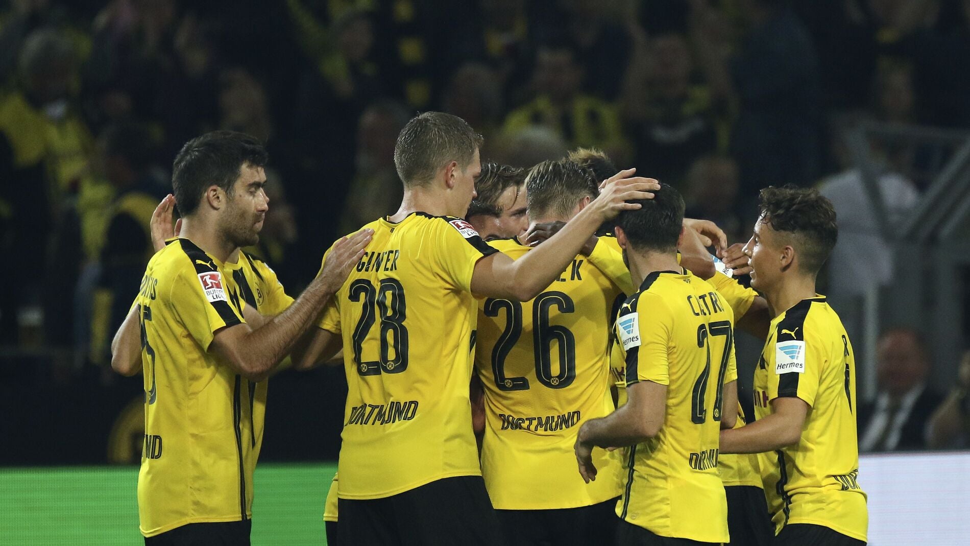 Los jugadores del Borussia Dortmund celebran el gol de Aubameyang