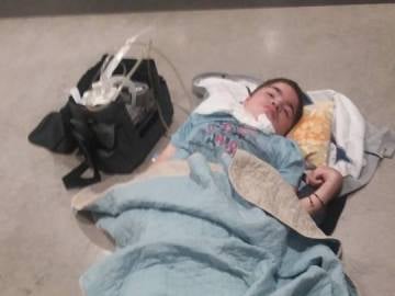 Napu, un niño en estado terminal tirado en el suelo en un aeropuerto