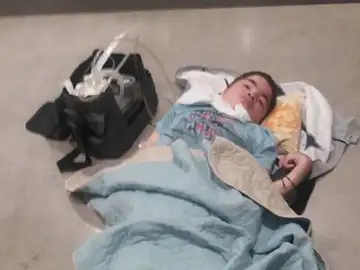Napu, un niño en estado terminal tirado en el suelo en un aeropuerto Napu, un niño en estado terminal tirado en el suelo en un aeropuerto