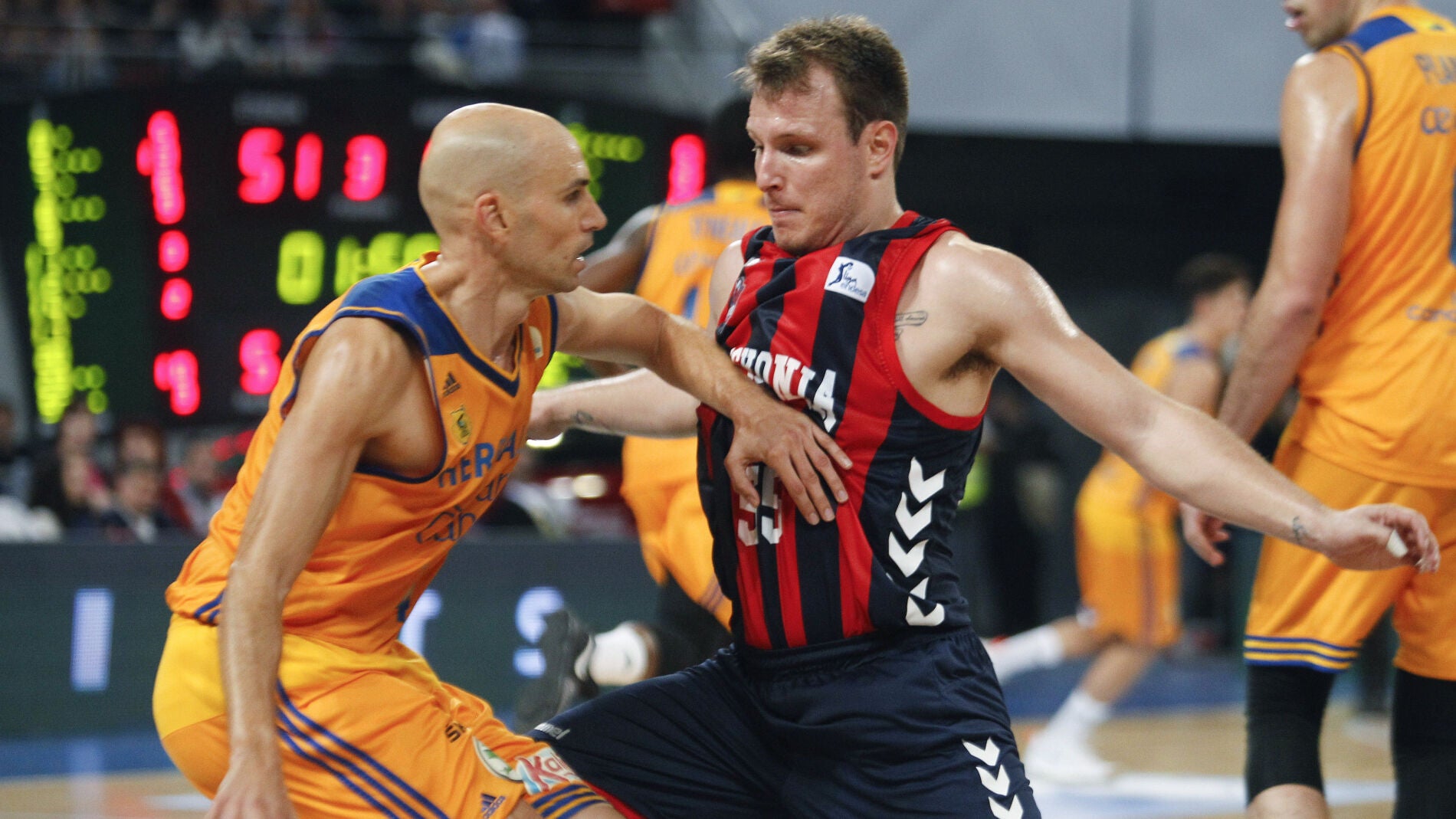 Albert Oliver bota el bal&oacute;n ante la defensa de Rafa Luz