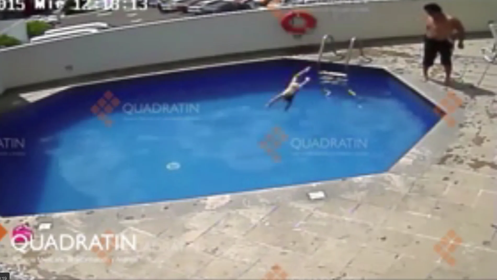 Imagen que muestra cómo el hombre lanza violentamente a la menor al agua Imagen que muestra cómo el hombre lanza violentamente a la menor al agua