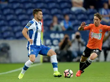 Alex Telles controla el esférico ante la presión rival Alex Telles controla el esférico ante la presión rival