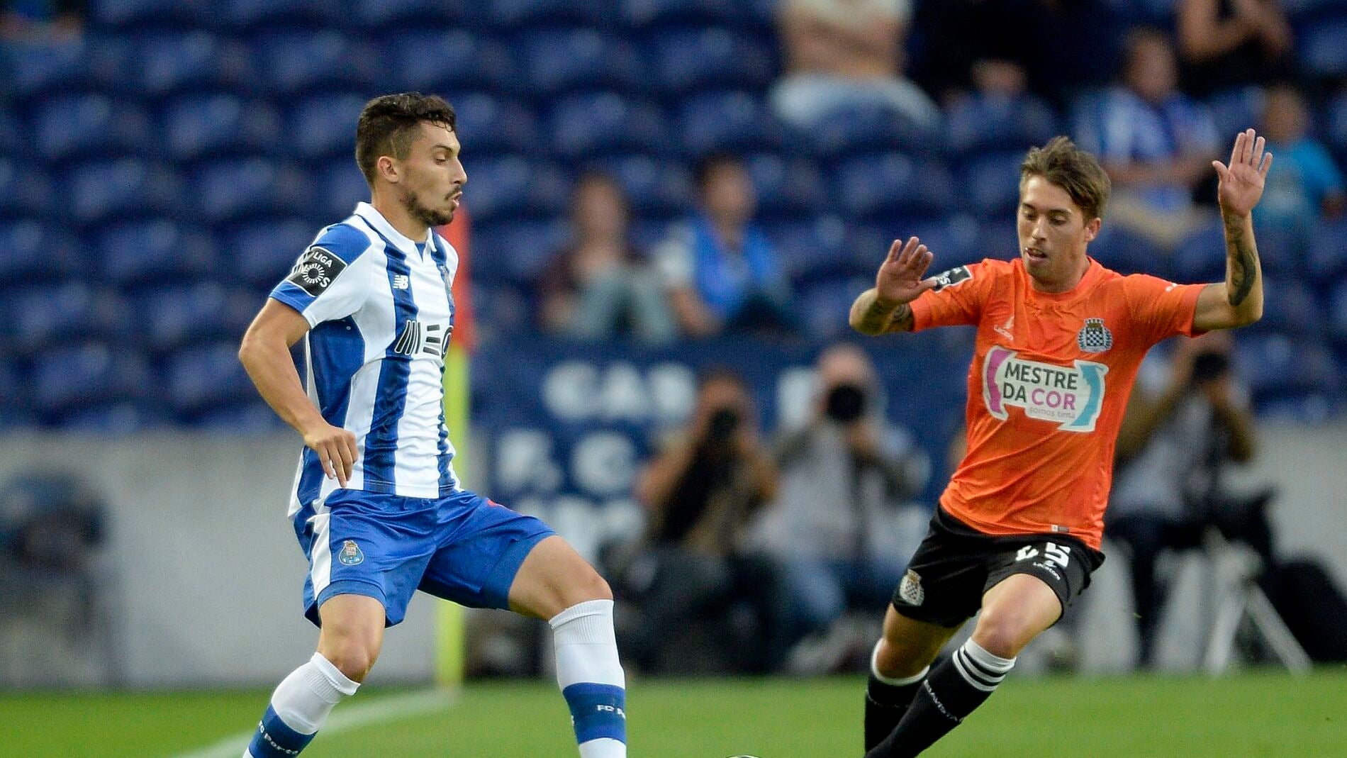 Alex Telles controla el esf&eacute;rico ante la presi&oacute;n rival