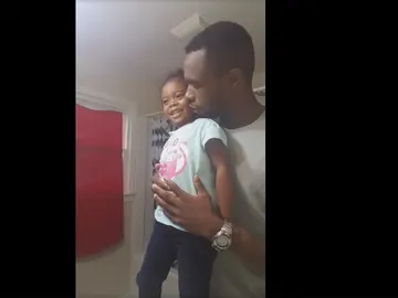 Una niña repite el mensaje motivacional que le dicta su padre, en Estados Unidos Una niña repite el mensaje motivacional que le dicta su padre, en Estados Unidos