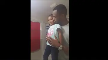 Una niña repite el mensaje motivacional que le dicta su padre, en Estados Unidos Una niña repite el mensaje motivacional que le dicta su padre, en Estados Unidos